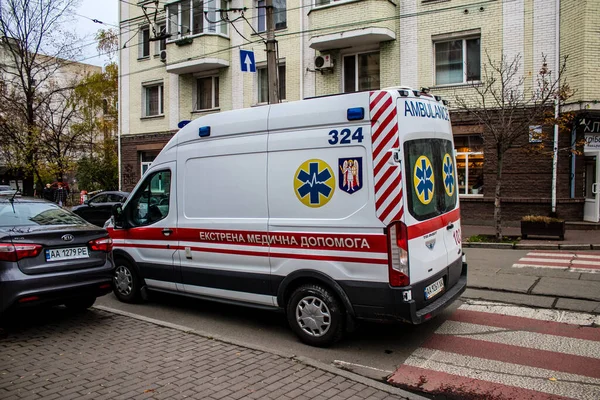 在与俄罗斯的战争中 一辆救护车驶过基辅市中心 基辅成为俄罗斯导弹的目标 警报每天都在响起 — 图库照片