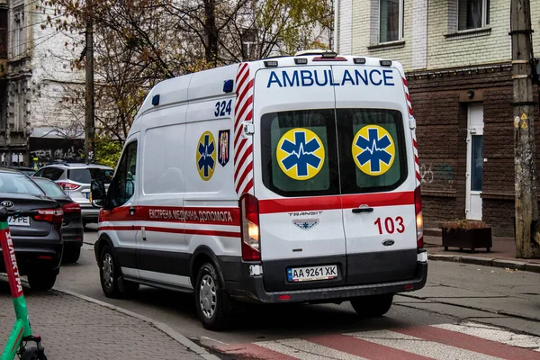 Una Ambulancia Conduce Por Centro Kiev Durante Guerra Con Rusia —  Fotos de Stock