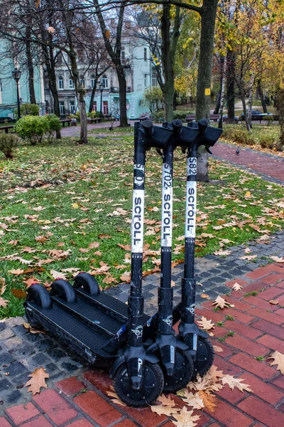Elektrische Scooter Huur Geparkeerd Het Centrum Van Kiev Tijdens Oorlog — Stockfoto