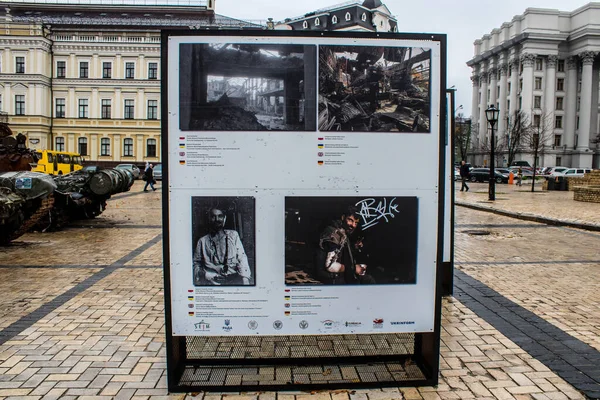Exposição Fotos Centro Cidade Kyiv Ucrânia Dos Crimes Destruição Guerra — Fotografia de Stock