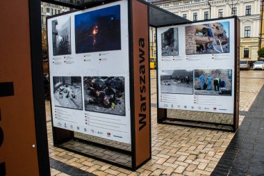 Ukrayna 'nın başkenti Kyiv' de, Ukrayna 'nın işgali sırasında Rus ordusu tarafından işlenen yıkım ve savaş suçlarını konu alan fotoğraf sergisi