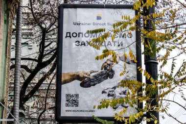 Ukrayna 'nın başkenti Kyiv sokaklarında Ukrayna ordusu için propaganda ve destek afişi. Hükümet ve sanatçılar halkı Rusya 'ya karşı savaşa katılmaya ve savaş çabalarını desteklemeye teşvik etmeye çalışıyorlar.