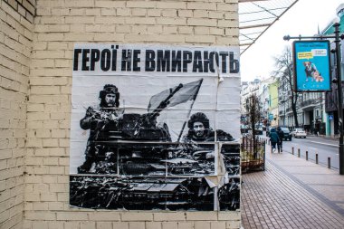 Ukrayna 'nın başkenti Kyiv sokaklarında Ukrayna ordusu için propaganda ve destek afişi. Hükümet ve sanatçılar halkı Rusya 'ya karşı savaşa katılmaya ve savaş çabalarını desteklemeye teşvik etmeye çalışıyorlar.
