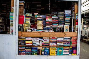 Kitabevi Petrivka Ukrayna, Kyiv 'de bulunuyor. Çok çeşitli kitaplarıyla ünlüdür. İkinci el kitap satan tezgahlarla hava pazarını genişletmek. Savaşa ve hiç turist olmaması gerçeğine rağmen, burası yerel halk için çok popüler.