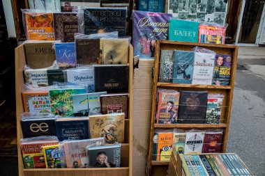 Kitabevi Petrivka Ukrayna, Kyiv 'de bulunuyor. Çok çeşitli kitaplarıyla ünlüdür. İkinci el kitap satan tezgahlarla hava pazarını genişletmek. Savaşa ve hiç turist olmaması gerçeğine rağmen, burası yerel halk için çok popüler.