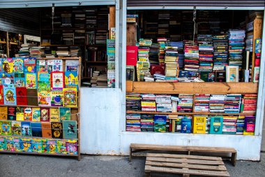 Kitabevi Petrivka Ukrayna, Kyiv 'de bulunuyor. Çok çeşitli kitaplarıyla ünlüdür. İkinci el kitap satan tezgahlarla hava pazarını genişletmek. Savaşa ve hiç turist olmaması gerçeğine rağmen, burası yerel halk için çok popüler.