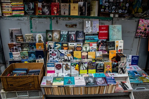 Petrivka书店位于乌克兰基辅 以其丰富的书籍而闻名 摊位出售二手书 在露天市场横冲直撞 尽管有战争和没有游客的事实 这个地方仍然很受当地人的欢迎 — 图库照片