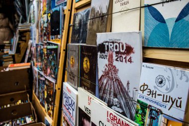 Kitabevi Petrivka Ukrayna, Kyiv 'de bulunuyor. Çok çeşitli kitaplarıyla ünlüdür. İkinci el kitap satan tezgahlarla hava pazarını genişletmek. Savaşa ve hiç turist olmaması gerçeğine rağmen, burası yerel halk için çok popüler.