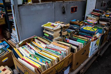 Kitabevi Petrivka Ukrayna, Kyiv 'de bulunuyor. Çok çeşitli kitaplarıyla ünlüdür. İkinci el kitap satan tezgahlarla hava pazarını genişletmek. Savaşa ve hiç turist olmaması gerçeğine rağmen, burası yerel halk için çok popüler.