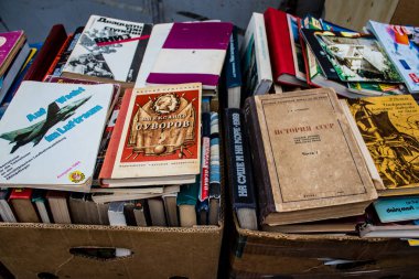 Kitabevi Petrivka Ukrayna, Kyiv 'de bulunuyor. Çok çeşitli kitaplarıyla ünlüdür. İkinci el kitap satan tezgahlarla hava pazarını genişletmek. Savaşa ve hiç turist olmaması gerçeğine rağmen, burası yerel halk için çok popüler.