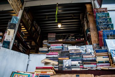 Kitabevi Petrivka Ukrayna, Kyiv 'de bulunuyor. Çok çeşitli kitaplarıyla ünlüdür. İkinci el kitap satan tezgahlarla hava pazarını genişletmek. Savaşa ve hiç turist olmaması gerçeğine rağmen, burası yerel halk için çok popüler.