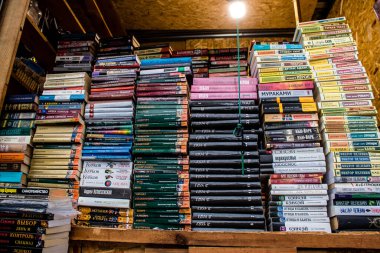 Kitabevi Petrivka Ukrayna, Kyiv 'de bulunuyor. Çok çeşitli kitaplarıyla ünlüdür. İkinci el kitap satan tezgahlarla hava pazarını genişletmek. Savaşa ve hiç turist olmaması gerçeğine rağmen, burası yerel halk için çok popüler.