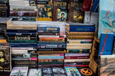 Kitabevi Petrivka Ukrayna, Kyiv 'de bulunuyor. Çok çeşitli kitaplarıyla ünlüdür. İkinci el kitap satan tezgahlarla hava pazarını genişletmek. Savaşa ve hiç turist olmaması gerçeğine rağmen, burası yerel halk için çok popüler.