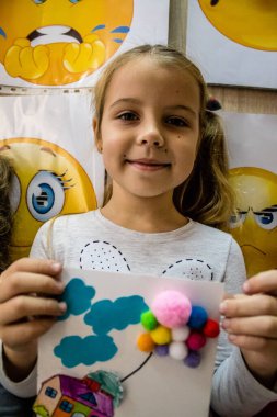 Dnipro mülteci merkezinde ikamet eden Ukrayna 'nın farklı savaş alanlarından gelen çocuklar. Caritas Ukrayna insani yardım sağlıyor ve ihtilafın uzun vadeli etkilerinden etkilenen toplumları destekliyor. 