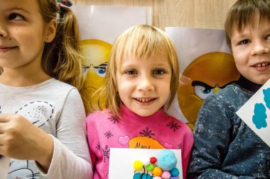 Dnipro mülteci merkezinde ikamet eden Ukrayna 'nın farklı savaş alanlarından gelen çocuklar. Caritas Ukrayna insani yardım sağlıyor ve ihtilafın uzun vadeli etkilerinden etkilenen toplumları destekliyor. 