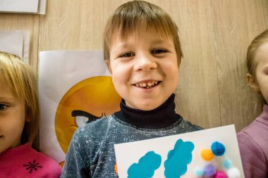 Dnipro mülteci merkezinde ikamet eden Ukrayna 'nın farklı savaş alanlarından gelen çocuklar. Caritas Ukrayna insani yardım sağlıyor ve ihtilafın uzun vadeli etkilerinden etkilenen toplumları destekliyor. 