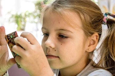 Dnipro mülteci merkezinde ikamet eden Ukrayna 'nın farklı savaş alanlarından gelen çocuklar. Caritas Ukrayna insani yardım sağlıyor ve ihtilafın uzun vadeli etkilerinden etkilenen toplumları destekliyor. 