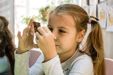 Dnipro mülteci merkezinde ikamet eden Ukrayna 'nın farklı savaş alanlarından gelen çocuklar. Caritas Ukrayna insani yardım sağlıyor ve ihtilafın uzun vadeli etkilerinden etkilenen toplumları destekliyor. 