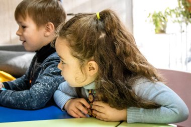 Dnipro mülteci merkezinde ikamet eden Ukrayna 'nın farklı savaş alanlarından gelen çocuklar. Caritas Ukrayna insani yardım sağlıyor ve ihtilafın uzun vadeli etkilerinden etkilenen toplumları destekliyor. 