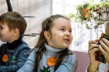 Dnipro mülteci merkezinde ikamet eden Ukrayna 'nın farklı savaş alanlarından gelen çocuklar. Caritas Ukrayna insani yardım sağlıyor ve ihtilafın uzun vadeli etkilerinden etkilenen toplumları destekliyor. 