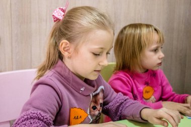 Dnipro mülteci merkezinde ikamet eden Ukrayna 'nın farklı savaş alanlarından gelen çocuklar. Caritas Ukrayna insani yardım sağlıyor ve ihtilafın uzun vadeli etkilerinden etkilenen toplumları destekliyor. 