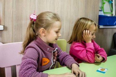 Dnipro mülteci merkezinde ikamet eden Ukrayna 'nın farklı savaş alanlarından gelen çocuklar. Caritas Ukrayna insani yardım sağlıyor ve ihtilafın uzun vadeli etkilerinden etkilenen toplumları destekliyor. 