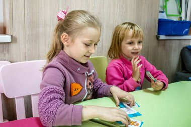 Dnipro mülteci merkezinde ikamet eden Ukrayna 'nın farklı savaş alanlarından gelen çocuklar. Caritas Ukrayna insani yardım sağlıyor ve ihtilafın uzun vadeli etkilerinden etkilenen toplumları destekliyor. 