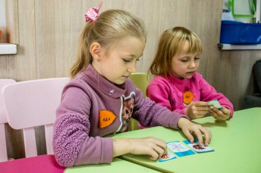 Dnipro mülteci merkezinde ikamet eden Ukrayna 'nın farklı savaş alanlarından gelen çocuklar. Caritas Ukrayna insani yardım sağlıyor ve ihtilafın uzun vadeli etkilerinden etkilenen toplumları destekliyor. 