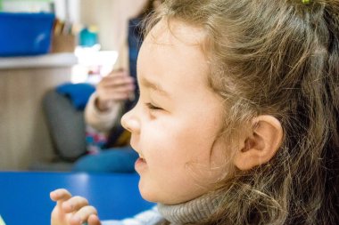 Dnipro mülteci merkezinde ikamet eden Ukrayna 'nın farklı savaş alanlarından gelen çocuklar. Caritas Ukrayna insani yardım sağlıyor ve ihtilafın uzun vadeli etkilerinden etkilenen toplumları destekliyor. 