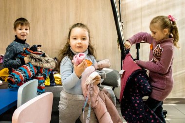 Dnipro mülteci merkezinde ikamet eden Ukrayna 'nın farklı savaş alanlarından gelen çocuklar. Caritas Ukrayna insani yardım sağlıyor ve ihtilafın uzun vadeli etkilerinden etkilenen toplumları destekliyor. 