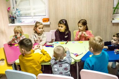 Dnipro mülteci merkezinde ikamet eden Ukrayna 'nın farklı savaş alanlarından gelen çocuklar. Caritas Ukrayna insani yardım sağlıyor ve ihtilafın uzun vadeli etkilerinden etkilenen toplumları destekliyor. 