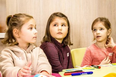 Dnipro mülteci merkezinde ikamet eden Ukrayna 'nın farklı savaş alanlarından gelen çocuklar. Caritas Ukrayna insani yardım sağlıyor ve ihtilafın uzun vadeli etkilerinden etkilenen toplumları destekliyor. 