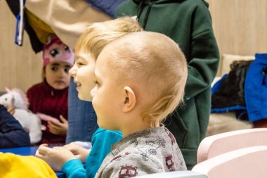 Dnipro mülteci merkezinde ikamet eden Ukrayna 'nın farklı savaş alanlarından gelen çocuklar. Caritas Ukrayna insani yardım sağlıyor ve ihtilafın uzun vadeli etkilerinden etkilenen toplumları destekliyor. 