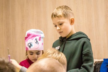 Dnipro mülteci merkezinde ikamet eden Ukrayna 'nın farklı savaş alanlarından gelen çocuklar. Caritas Ukrayna insani yardım sağlıyor ve ihtilafın uzun vadeli etkilerinden etkilenen toplumları destekliyor. 