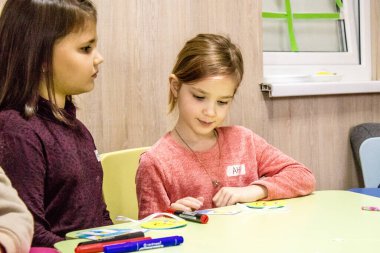 Dnipro mülteci merkezinde ikamet eden Ukrayna 'nın farklı savaş alanlarından gelen çocuklar. Caritas Ukrayna insani yardım sağlıyor ve ihtilafın uzun vadeli etkilerinden etkilenen toplumları destekliyor. 