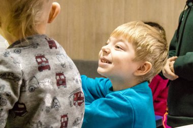 Dnipro mülteci merkezinde ikamet eden Ukrayna 'nın farklı savaş alanlarından gelen çocuklar. Caritas Ukrayna insani yardım sağlıyor ve ihtilafın uzun vadeli etkilerinden etkilenen toplumları destekliyor. 