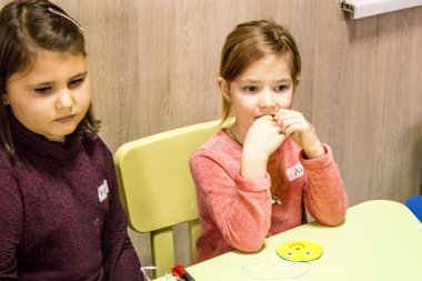 Dnipro mülteci merkezinde ikamet eden Ukrayna 'nın farklı savaş alanlarından gelen çocuklar. Caritas Ukrayna insani yardım sağlıyor ve ihtilafın uzun vadeli etkilerinden etkilenen toplumları destekliyor. 
