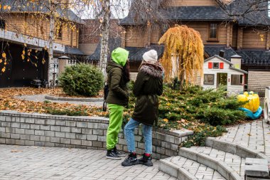 Ukrayna 'nın farklı savaş alanlarından gelen ve Dinyeper mülteci merkezinde ikamet eden çocuklarla ilgili fotoğraf ana sınıfı. Caritas Ukrayna, uzun vadeli çatışmalardan etkilenen toplumlara insani yardım sağlıyor ve onları destekliyor.