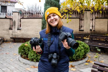 Ukrayna 'nın farklı savaş alanlarından gelen ve Dinyeper mülteci merkezinde ikamet eden çocuklarla ilgili fotoğraf ana sınıfı. Caritas Ukrayna, uzun vadeli çatışmalardan etkilenen toplumlara insani yardım sağlıyor ve onları destekliyor.