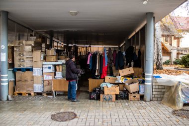 Dnipro Caritas mülteci merkezinde çalışan gönüllüler. Caritas Ukrayna, acil durum malzemeleri, eğitim ve sağlık hizmetleri de dahil olmak üzere Ukrayna ile Rusya arasındaki ihtilafın uzun vadeli etkilerinden etkilenen toplumlara insani yardım ve destek sunmaktadır.