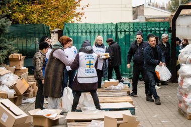Dnipro Caritas mülteci merkezinde çalışan gönüllüler. Caritas Ukrayna, acil durum malzemeleri, eğitim ve sağlık hizmetleri de dahil olmak üzere Ukrayna ile Rusya arasındaki ihtilafın uzun vadeli etkilerinden etkilenen toplumlara insani yardım ve destek sunmaktadır.