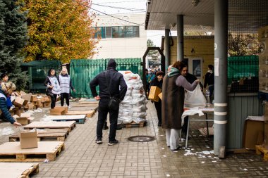 Dnipro Caritas mülteci merkezinde çalışan gönüllüler. Caritas Ukrayna, acil durum malzemeleri, eğitim ve sağlık hizmetleri de dahil olmak üzere Ukrayna ile Rusya arasındaki ihtilafın uzun vadeli etkilerinden etkilenen toplumlara insani yardım ve destek sunmaktadır.