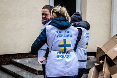Dnipro Caritas mülteci merkezinde çalışan gönüllüler. Caritas Ukrayna, acil durum malzemeleri, eğitim ve sağlık hizmetleri de dahil olmak üzere Ukrayna ile Rusya arasındaki ihtilafın uzun vadeli etkilerinden etkilenen toplumlara insani yardım ve destek sunmaktadır.
