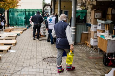 Dnipro Caritas mülteci merkezinde çalışan gönüllüler. Caritas Ukrayna, acil durum malzemeleri, eğitim ve sağlık hizmetleri de dahil olmak üzere Ukrayna ile Rusya arasındaki ihtilafın uzun vadeli etkilerinden etkilenen toplumlara insani yardım ve destek sunmaktadır.