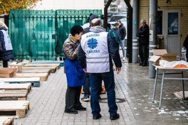 Dnipro Caritas mülteci merkezinde çalışan gönüllüler. Caritas Ukrayna, acil durum malzemeleri, eğitim ve sağlık hizmetleri de dahil olmak üzere Ukrayna ile Rusya arasındaki ihtilafın uzun vadeli etkilerinden etkilenen toplumlara insani yardım ve destek sunmaktadır.