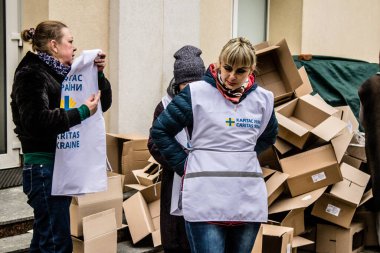 Dnipro Caritas mülteci merkezinde çalışan gönüllüler. Caritas Ukrayna, acil durum malzemeleri, eğitim ve sağlık hizmetleri de dahil olmak üzere Ukrayna ile Rusya arasındaki ihtilafın uzun vadeli etkilerinden etkilenen toplumlara insani yardım ve destek sunmaktadır.