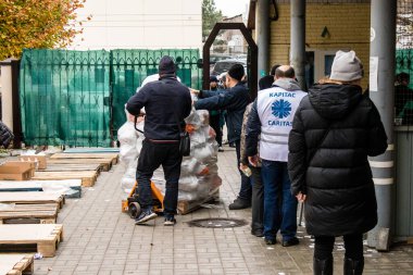 Dnipro Caritas mülteci merkezinde çalışan gönüllüler. Caritas Ukrayna, acil durum malzemeleri, eğitim ve sağlık hizmetleri de dahil olmak üzere Ukrayna ile Rusya arasındaki ihtilafın uzun vadeli etkilerinden etkilenen toplumlara insani yardım ve destek sunmaktadır.