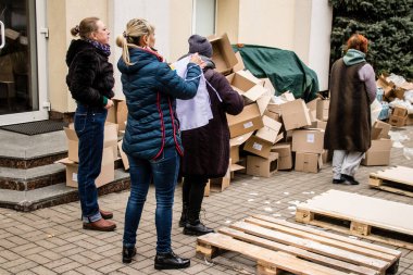 Dnipro Caritas mülteci merkezinde çalışan gönüllüler. Caritas Ukrayna, acil durum malzemeleri, eğitim ve sağlık hizmetleri de dahil olmak üzere Ukrayna ile Rusya arasındaki ihtilafın uzun vadeli etkilerinden etkilenen toplumlara insani yardım ve destek sunmaktadır.