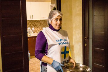 Dnipro Caritas mülteci merkezindeki mutfakta çalışan gönüllüler. Caritas Ukrayna, Ukrayna ile Rusya arasındaki çatışmaların uzun vadeli etkilerinden etkilenen toplumlara insani yardım sağlıyor ve acil durum malzemeleri, eğitim de dahil olmak üzere buna destek veriyor.