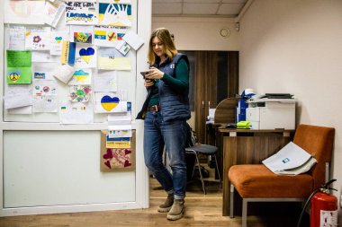 Dnipro Caritas mülteci merkezinde çalışan gönüllüler. Caritas Ukrayna, Ukrayna ile Rusya arasındaki çatışmaların uzun vadeli etkilerinden etkilenen toplumlara insani yardım sağlıyor ve acil durum malzemeleri, eğitimler de dahil olmak üzere buna destek veriyor.